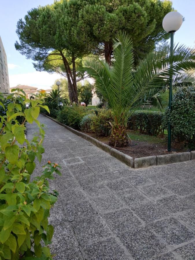 Charmant Appartement A 350M De La Plage Et Du Port Fréjus Екстериор снимка